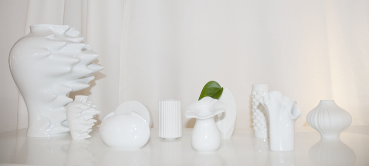 Stileben av vita vaser